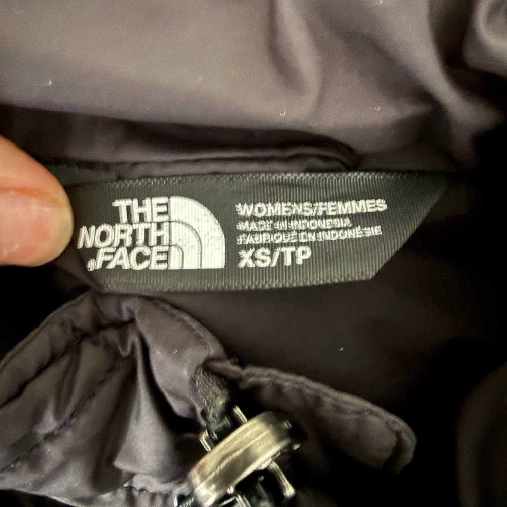 The North Face Women's Black Puffer Jacket - Picture 3 of 4